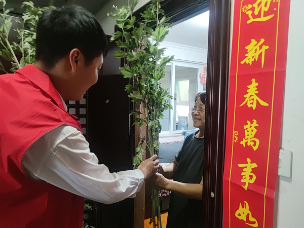 艾葉飄香 濃情端午，三箭物業(yè)開展送艾草活動(dòng)